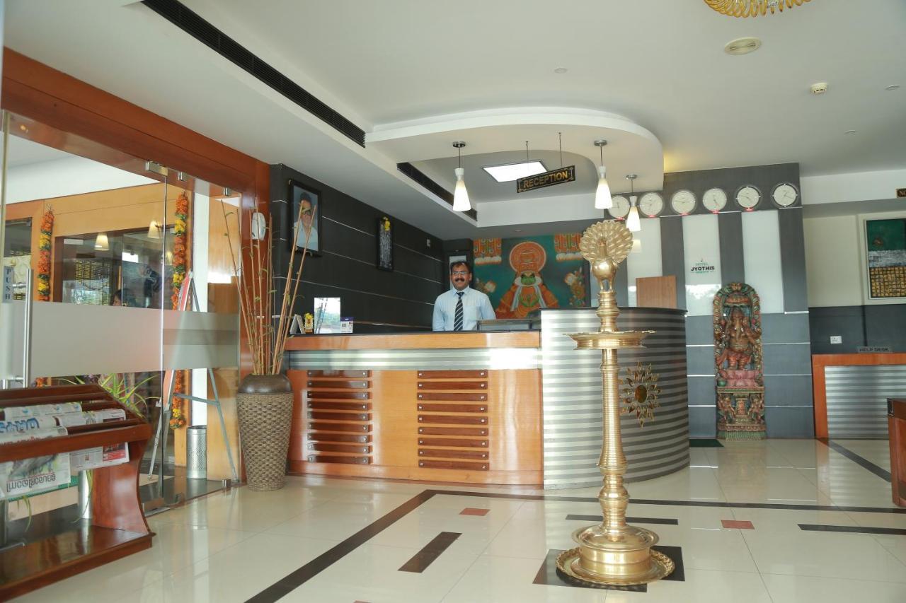 Hotel Jyothis Regency パルガート エクステリア 写真